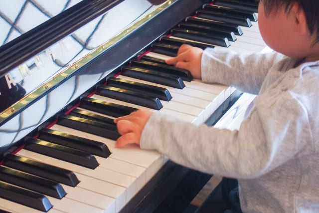 ピアノを始める年齢 最適な年齢は何歳？今さらもう遅い？